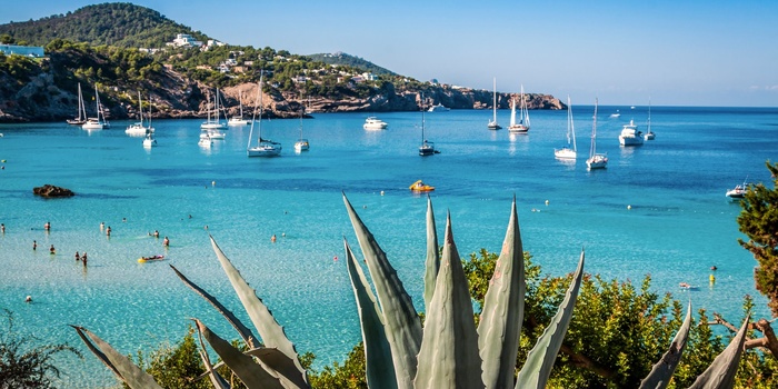 Ibiza - azurblåt vand, lystbåde og kyst