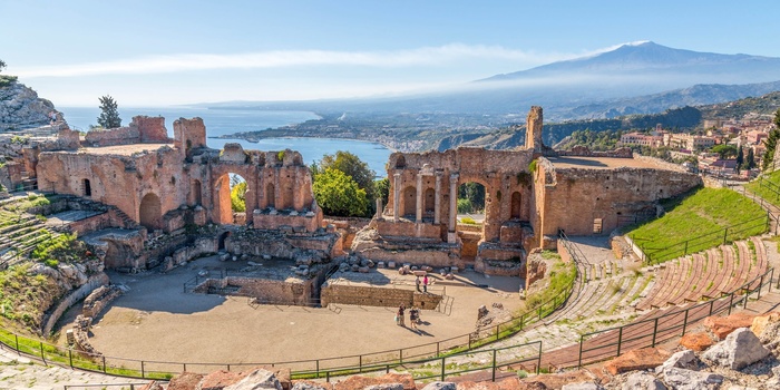 Udsigt til Etna fra det græske teater i Taormina, som er oplagt at besøge på rejse til Sicilien