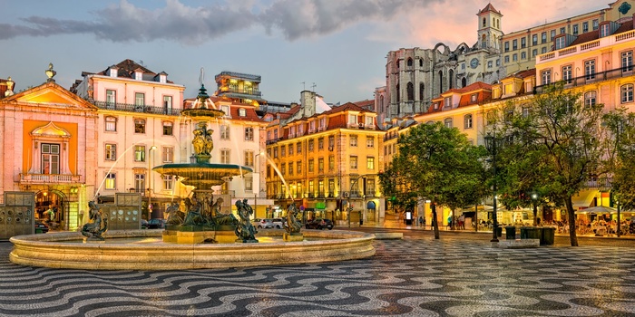Rossio plads i Lissabon i aftenlys