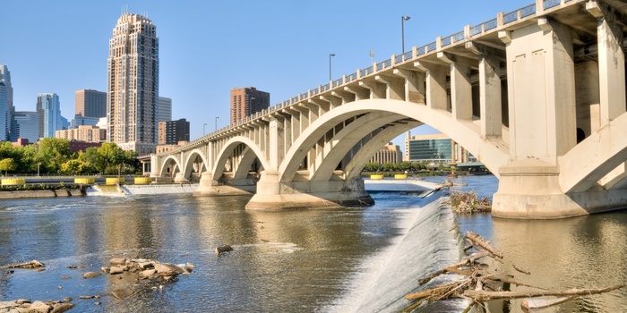 Floden Mississippi og broen The Third Avenue Bridge i Minneapolis