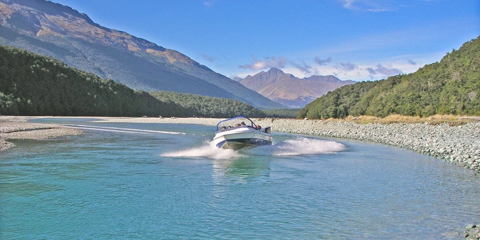 Jetboat på flod nær Queenstown, New Zealand