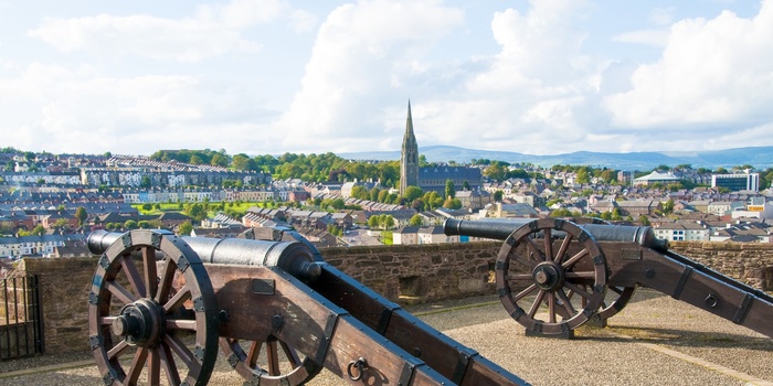 Kanoner på bymuren i Londonderry, Nordirland