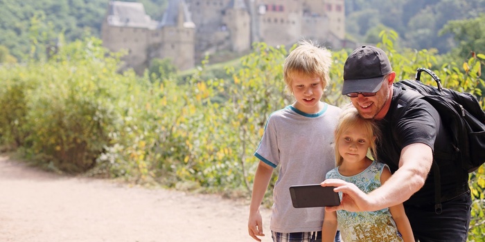 Familie på vandretur i Rhinen-Mosel_Franken