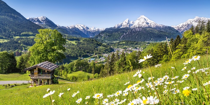 Udsigt til Berchtesgaden, bjerge og smuk natur