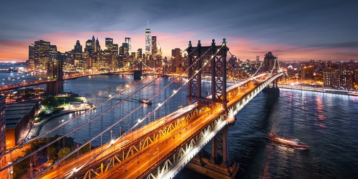 Brooklyn Bridge med Manhattan i baggrunden - kan opleves på rundrejse i USA