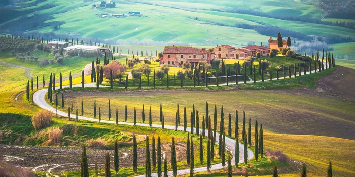Val d'Orcia - smukt landskab med snoede veje og vinmarker i Toscana