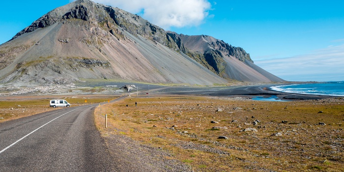 Autocamper i Island - ringvejen ligger helt ud til det barske Atlanterhav og de golde vulkanfjelde