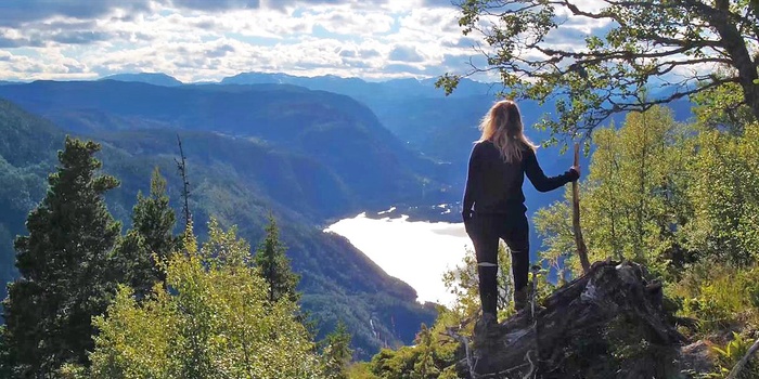 Lårdalstigen ved Dalen i Norge - flot udsigt til Telemarkskanalen. Foto: Visit Dalen