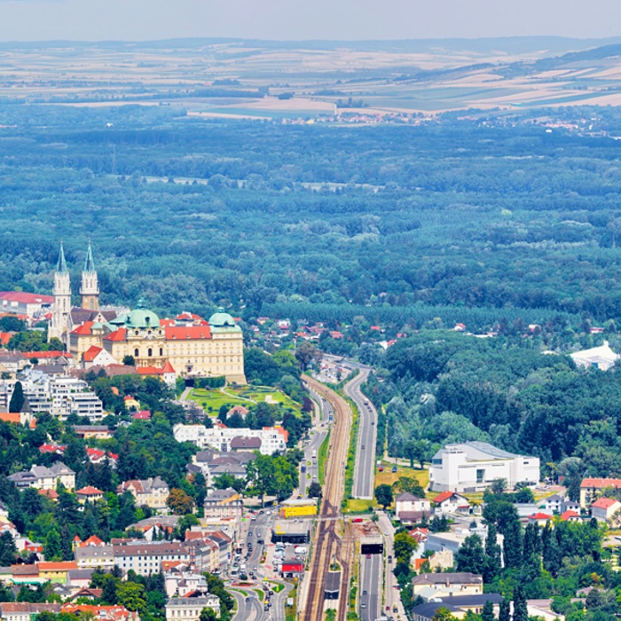 Udsigt til Klosterneuburg og floden Donau nær Wien, Østrig