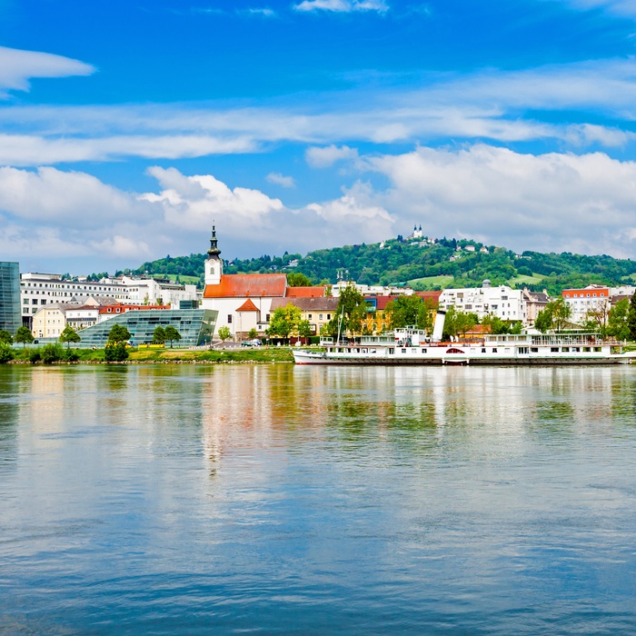Byen Linz og floden Donau i Østrig