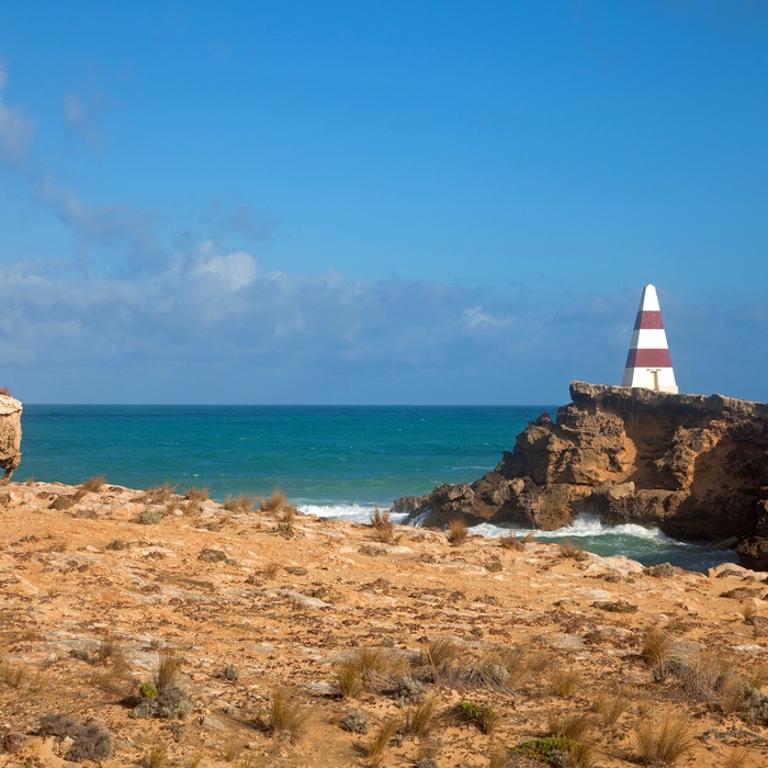 Den rød-hvide obelisk ved indsejlingen til Robe, South Australia