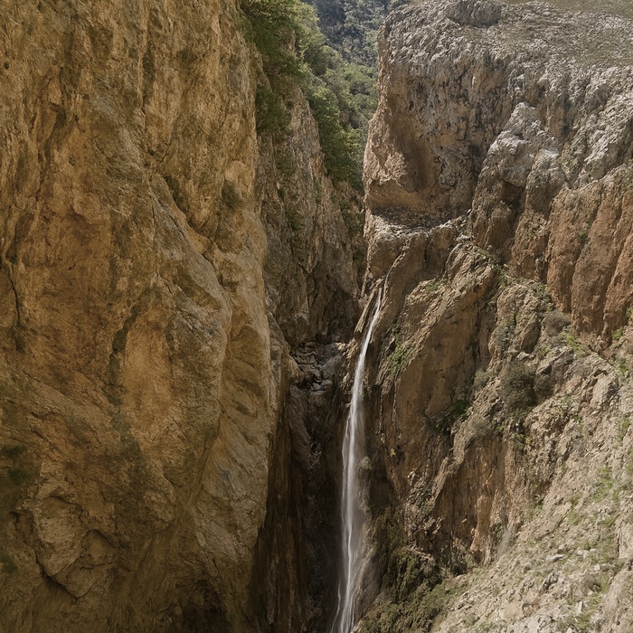 Billedet af Aba Vandfaldet er en AI genereret version - afventer billeder fra Kreta