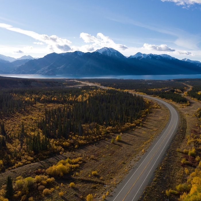 Alcan Highway ved Kluana Lake, Yukon, Canada