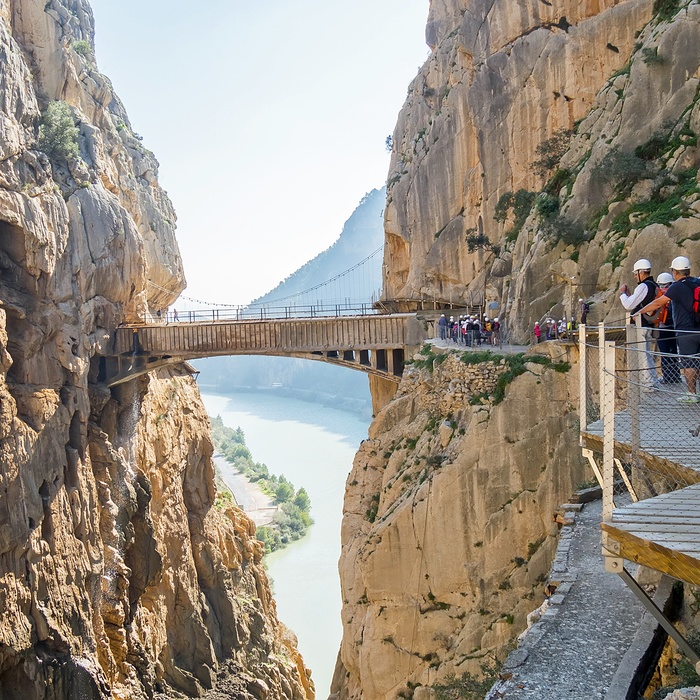 Turister går på Caminito del Rey i Andalusien