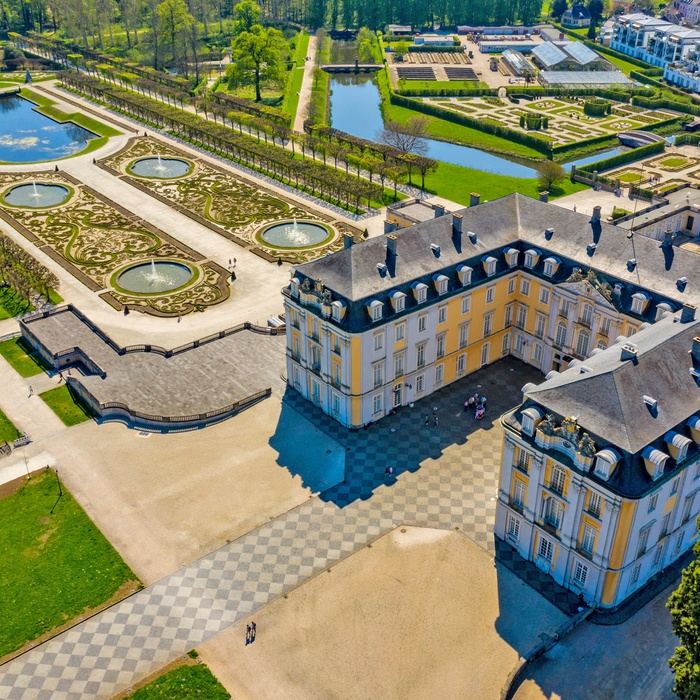 Luftfoto af Augustusburg slot og barokparken i byen Brühl - Tyskland