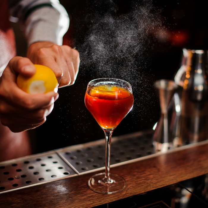 Mixology bartender laver en drink