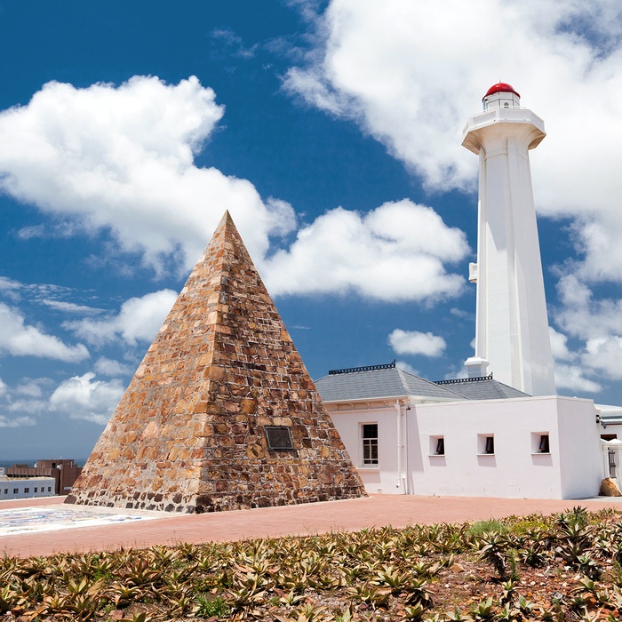 Donkin Memorial og fyrtårnet med Nelson Mandela Bay Tourism office i Port Elizabeth, Sydafrika