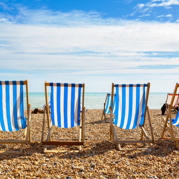 Strandstole på stranden i Brighton i Sydengland