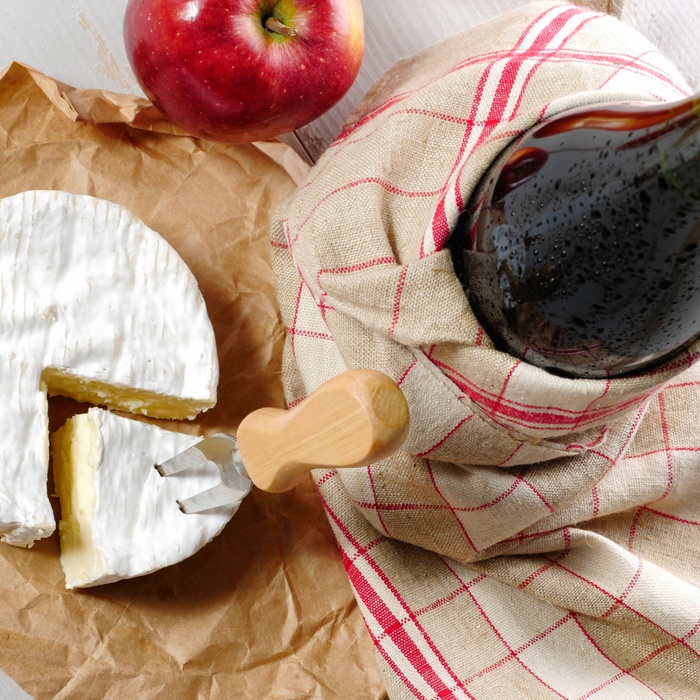 De lokale specialiteter cider fra Normandiet og camembert-ost