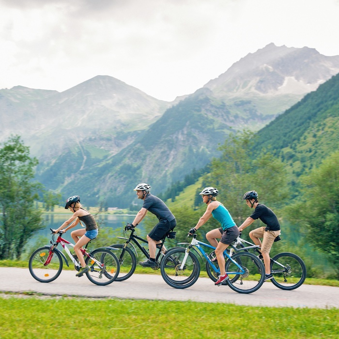 Familie på cykeltur i de franske Alper, Frankrig
