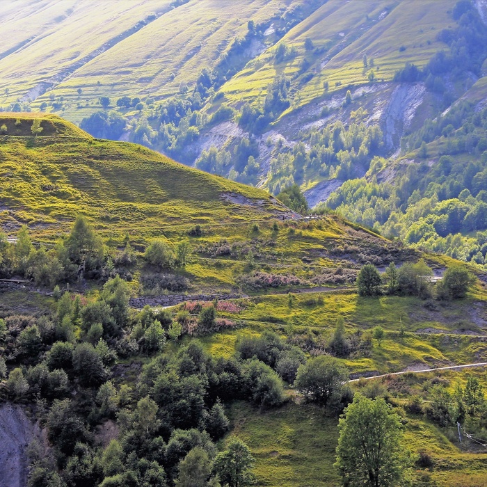 Bjergvej ved St Jean d’Arves i de franske Alper, Frankrig