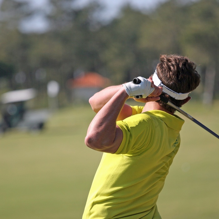 Golfspiller holder øje med bolden