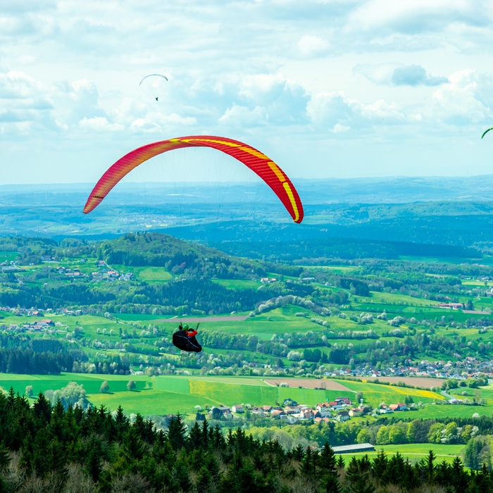 Paraglider fra bjerget Wasserkuppe i UNESCO Bioreservatet Rhön  - Midttyskland
