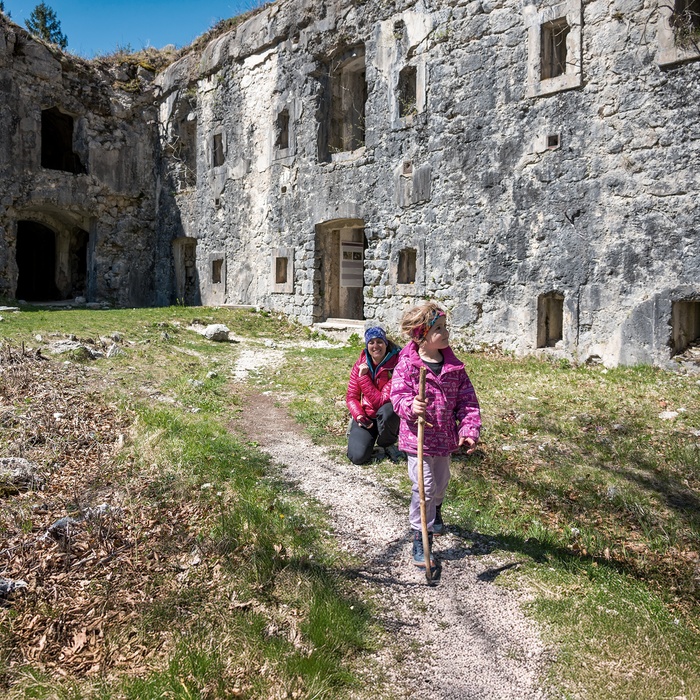 Mor og datter ved ruin fra Første Verdenskrig i Soca-dalen, Slovenien