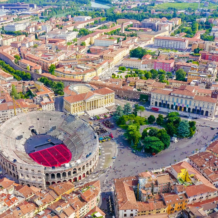 Luftfoto af amfiteateret Arena di Verona i Norditalien