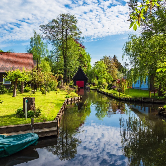 Himlen spejler sig i vandet i byen Lehde