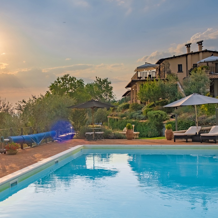 Unikt hotel med swimmingpool ved solnedgang - Midtitalien