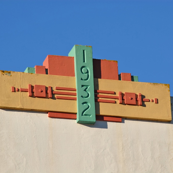 Art Deco på facade i Napier, New Zealands nordø