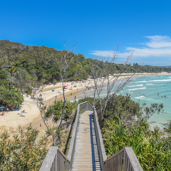 Udsigt til sandstrand ved Byron Bay, New South Wales i Australien