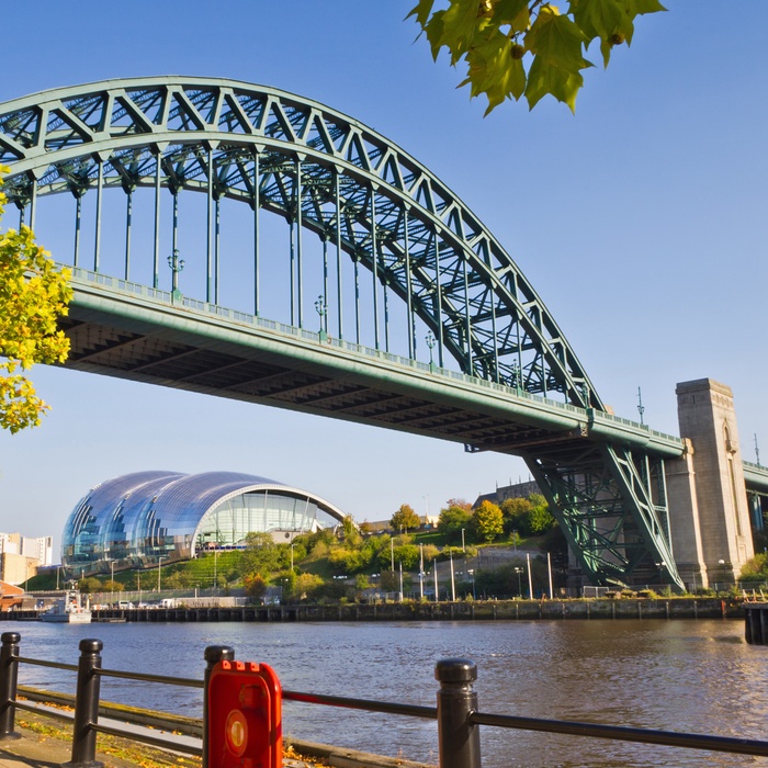 Tyne Bridge og Gateshead Sage i Newcastle, England