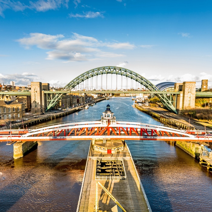 Broer over floden Tyne i Newcastle, England