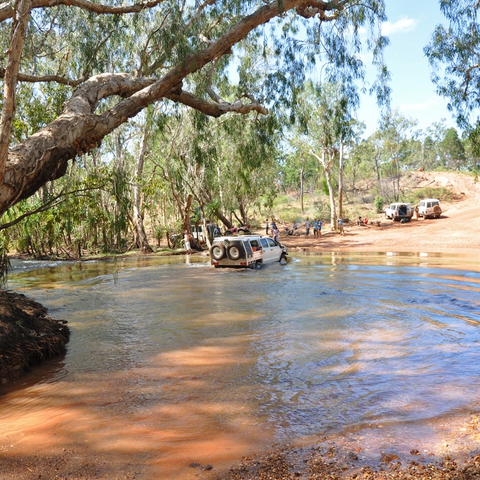 4WD der krydser flod på udflugt i Northern Territory - Australien