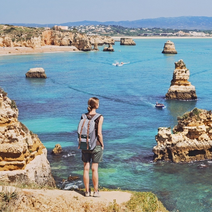 Ung kvinde nyder udsigten langs Algarvekysten - Portugal