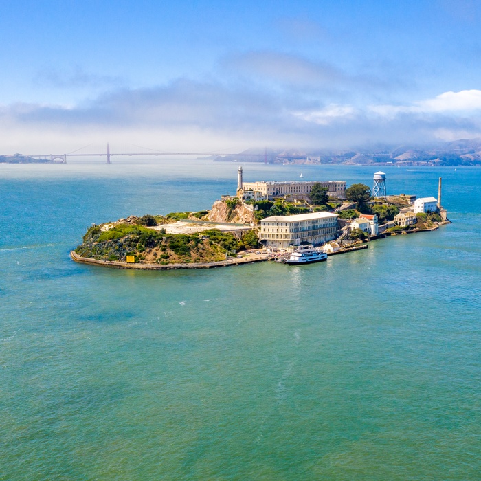 Luftfoto af Alcatraz og Golden Gate Bridge i baggrunden, SAn Francisco