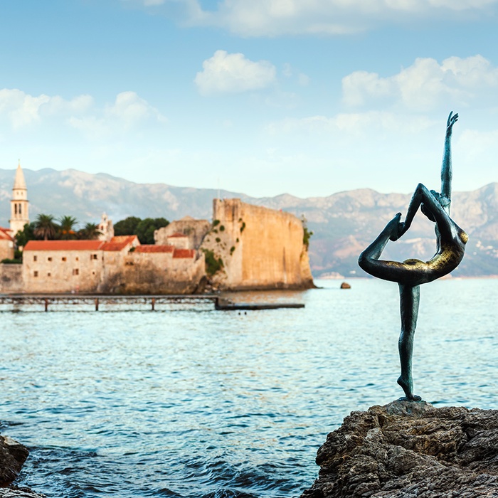 Skulptur med udsigt til den gamle bydel i Budva i Montenegro