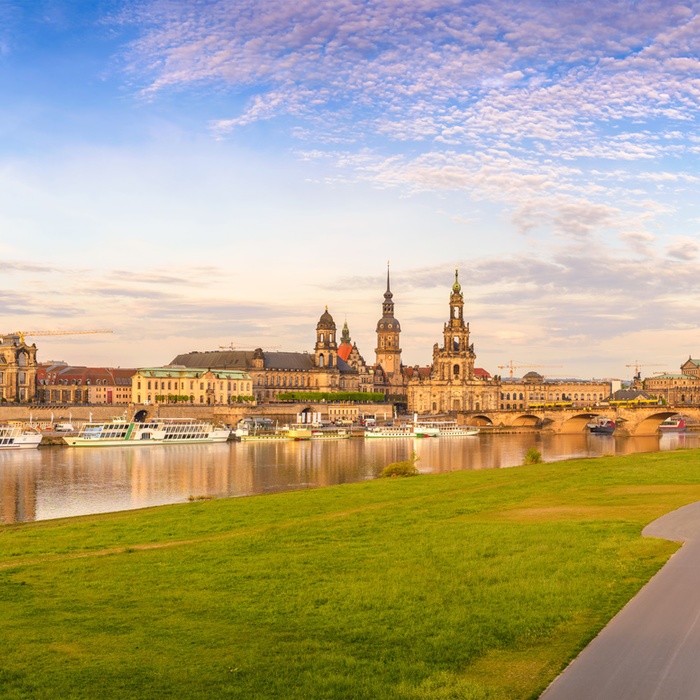 Elbe-floden og Augustus broen i Dresden, Tyskland