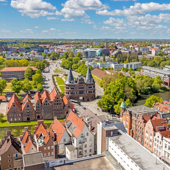 Lübeck´s gamle bydel Aldstadt med byporten Hostentor, Nordtyskland