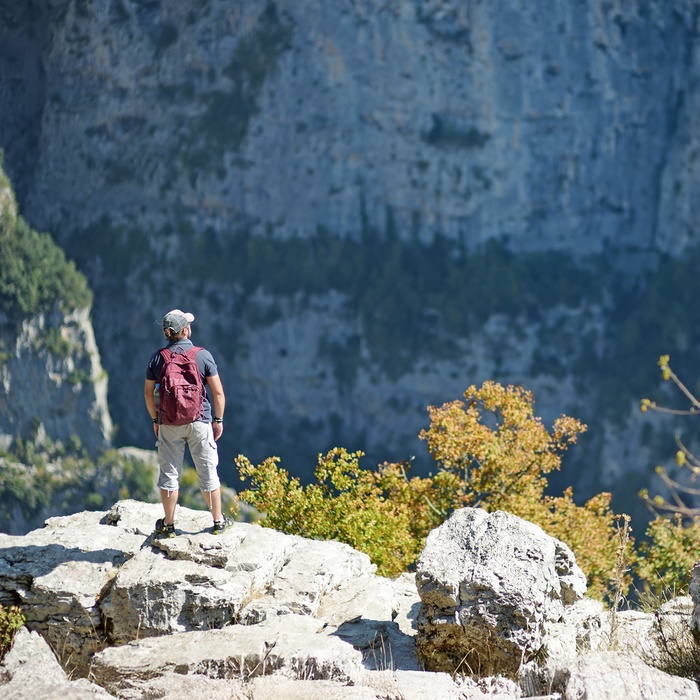 Mand beundre udsigten i Vikos kløften på det græske fastland