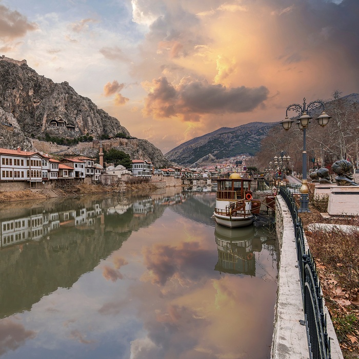Yesilirmak-floden i Amasya by - Tyrkiet