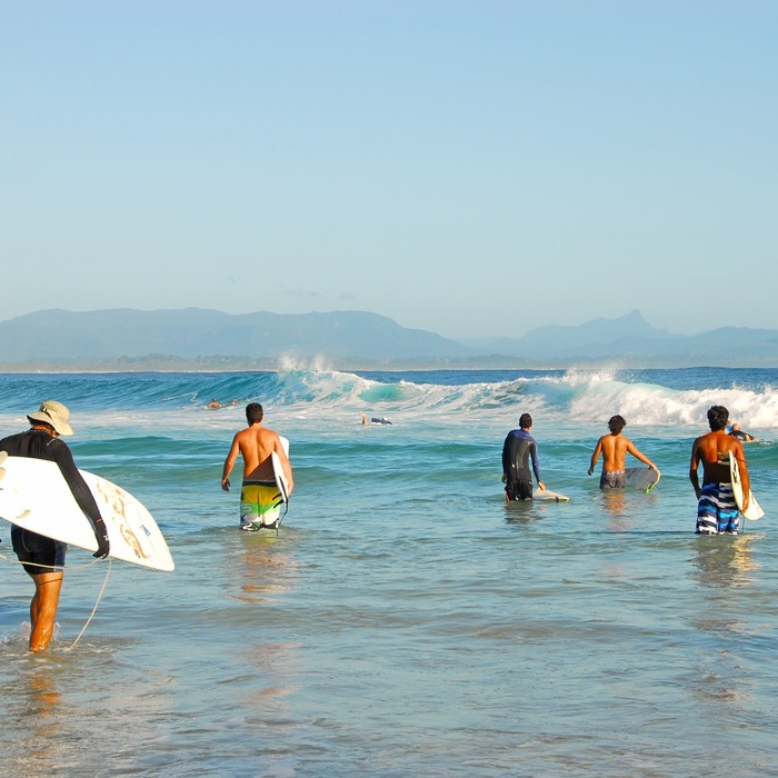 Surfere ved Byron Bay, New South Wales, Australien