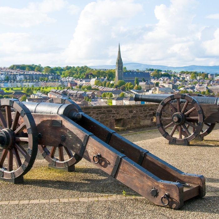 Kanoner på bymuren i Londonderry, Nordirland