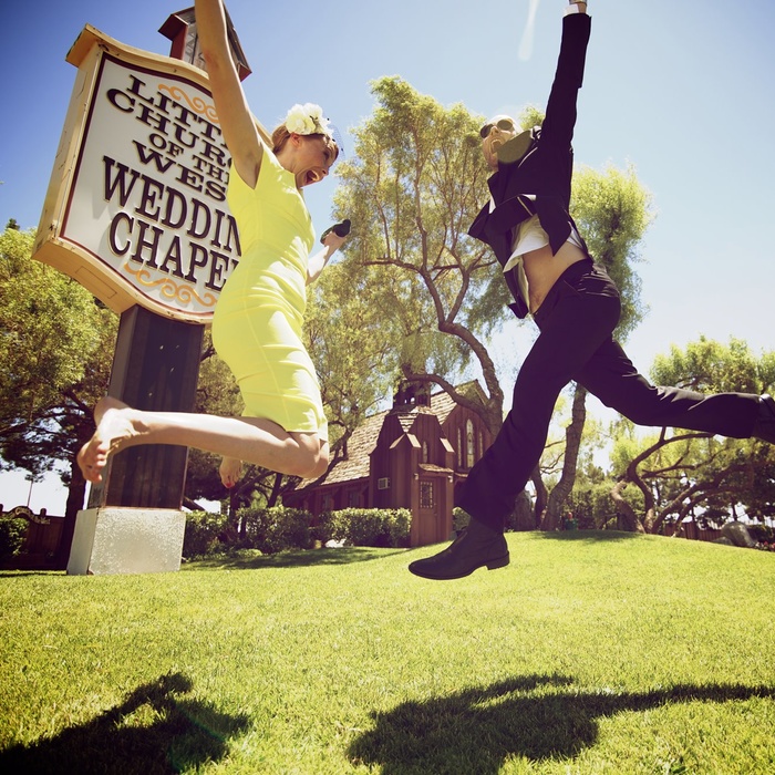 Par foran wedding chapel i Las Vegas, Nevada i USA