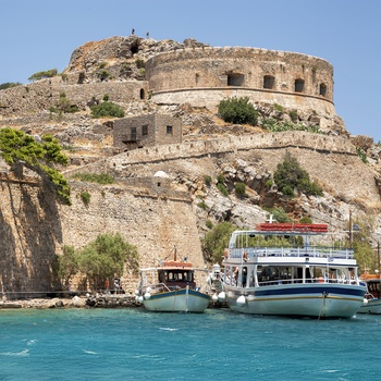 Turbåd ved Spinalongaøen nær Elounda på kreta - Grækenland