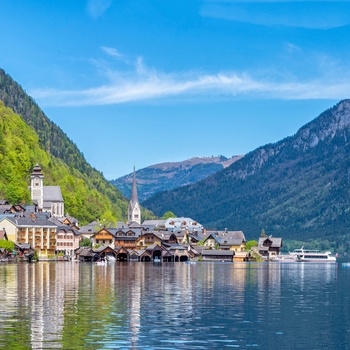 Byen og søen Hallstatt i Østrig