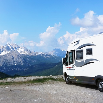 Autocamper parkeret med udsigt til Alperne - Østrig