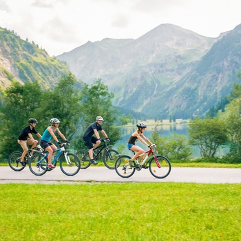 Familie på cykeltur i Østrig